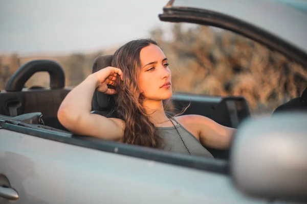 Uma Menina Está Dirigindo Carro — Fotografia de Stock