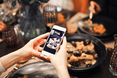 Güzel bir tabağın fotoğrafını çekmek.