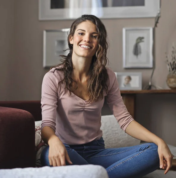 Ein Mädchen Auf Dem Boden Sitzend — Stockfoto