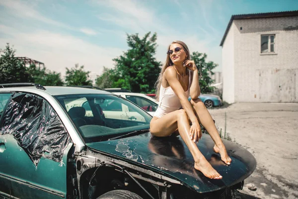 Blondes Model Posiert Über Zerstörtem Auto — Stockfoto