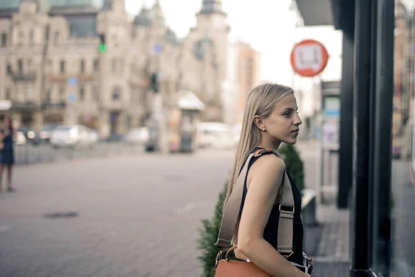 Blonde Girl Walking City — 图库照片