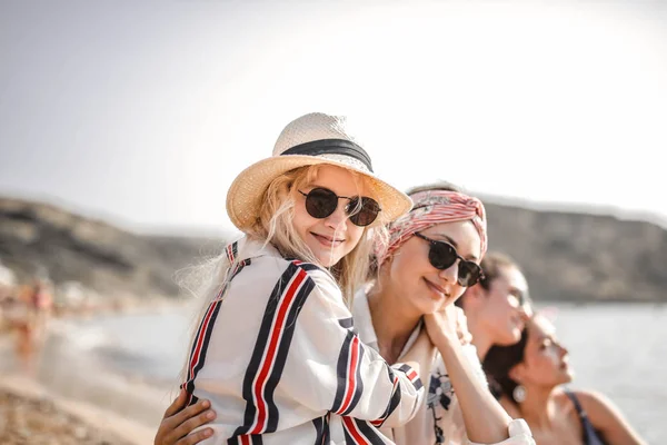 Due Ragazze Abbracciano — Foto Stock