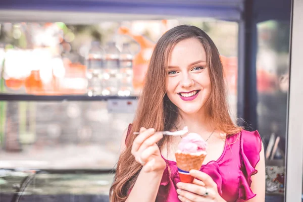 微笑的女孩正在吃冰淇淋 — 图库照片