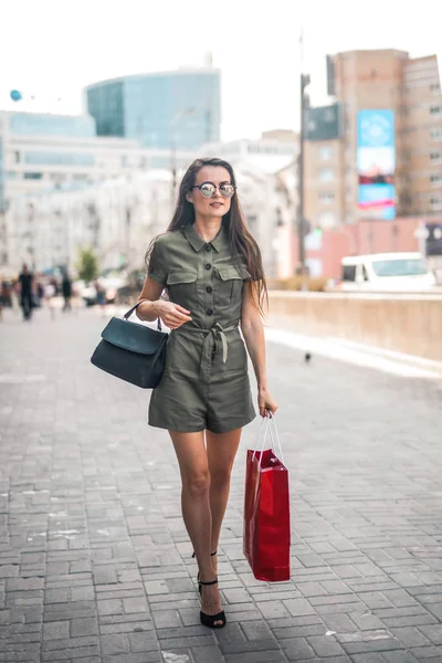 Een Meisje Aan Het Winkelen Stad — Stockfoto