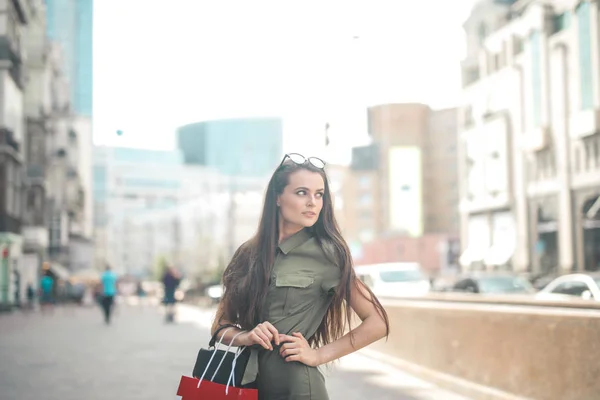 Chica Moda Está Haciendo Compras Ciudad —  Fotos de Stock