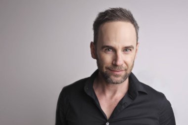 Beyaz duvarda bir adam.