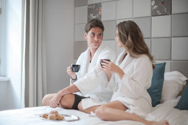 Two Lovers Have Breakfast Bed — Stock Photo, Image