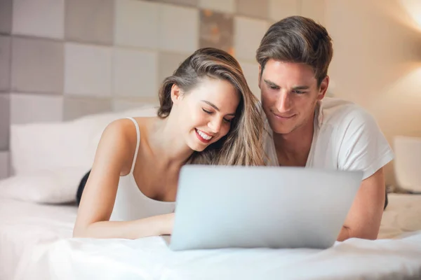 Liebespaar Auf Dem Bett Mit Laptop — Stockfoto