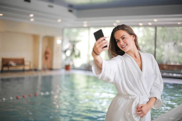 Uma Mulher Tira Uma Selfie Com Piscina — Fotografia de Stock