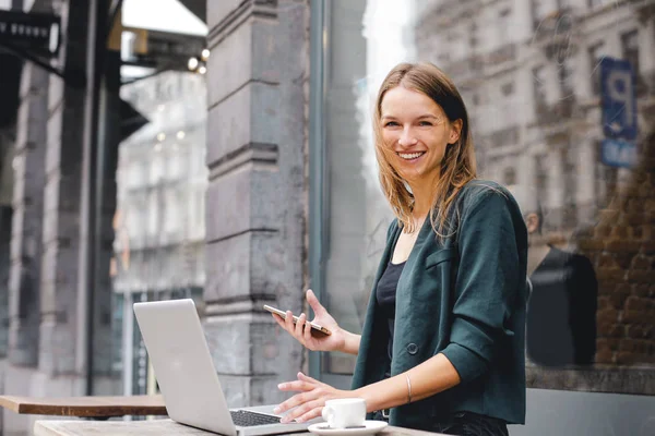 Een Meisje Drinkt Koffie Terwijl Werkt Met Een Laptop — Stockfoto