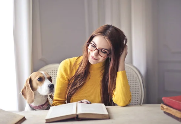 Une Fille Étudie Avec Son Chien — Photo