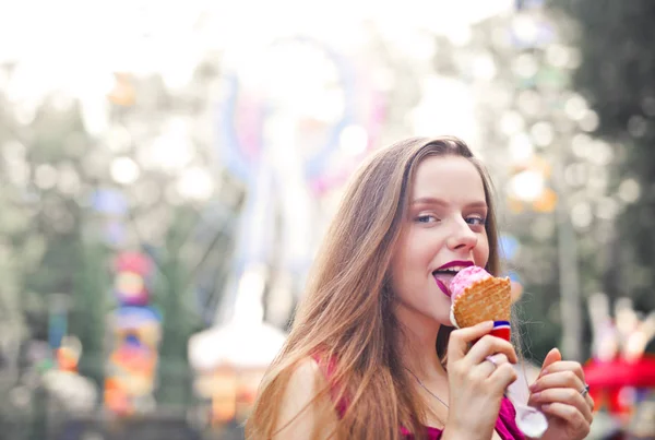 Schönes Mädchen Isst Eis Karneval — Stockfoto