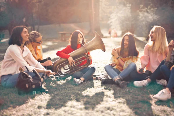 Μια Ομάδα Κοριτσιών Παίζουν Τρομπέτα Ένα Πάρκο — Φωτογραφία Αρχείου