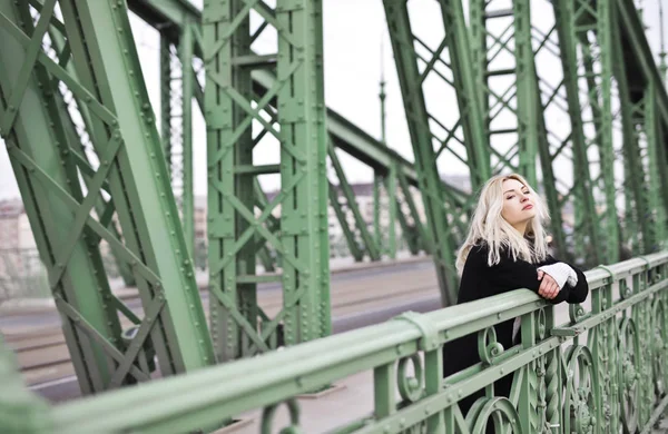 Blond Flicka Grön Bro — Stockfoto