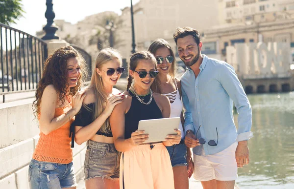 Een Groep Vrienden Ziet Een Video — Stockfoto