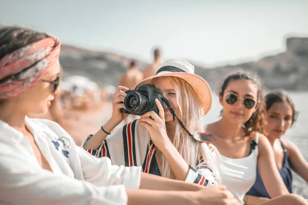 Grupo Chicas Toman Una Foto —  Fotos de Stock