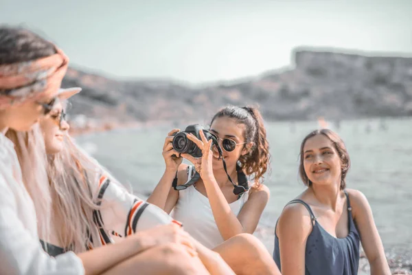 Grupo Meninas Tirar Uma Foto — Fotografia de Stock