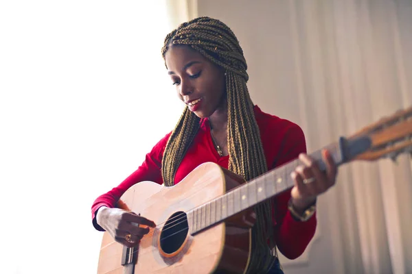 Uma Menina Toca Guitarra — Fotografia de Stock