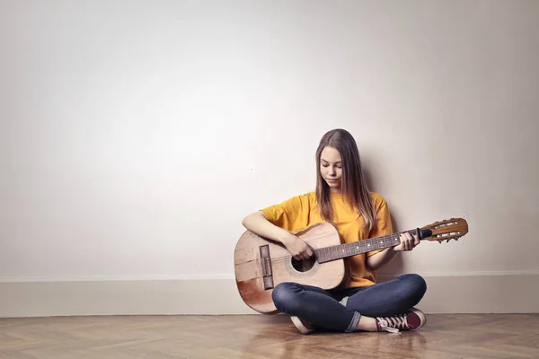 Meisje Spelen Gitaar Muur — Stockfoto