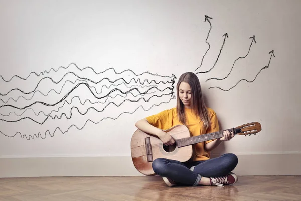 Mädchen Spielen Gitarre Der Wand — Stockfoto