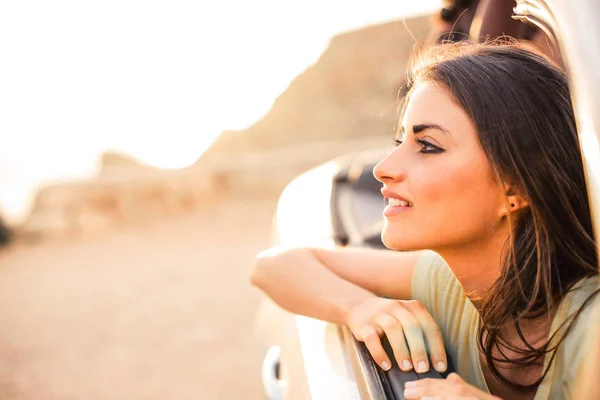 Mooi Meisje Een Auto — Stockfoto