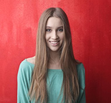 Sarışın gülümseyen kız çekim için poz