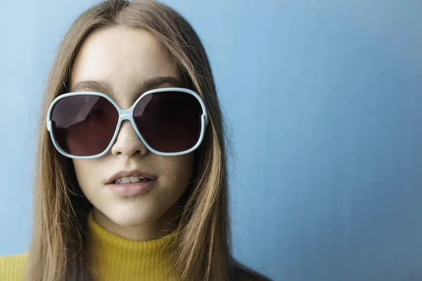 Mode Flicka Med Solglasögon — Stockfoto