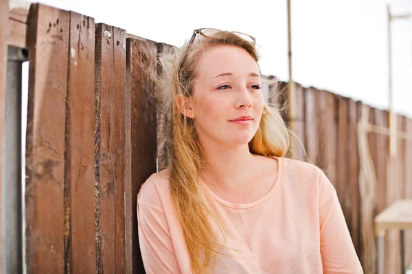 Blond Meisje Kijken Naar Het Landschap — Stockfoto