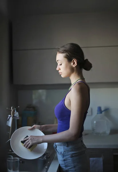 Mujer Elegante Lavar Los Platos Cocina —  Fotos de Stock