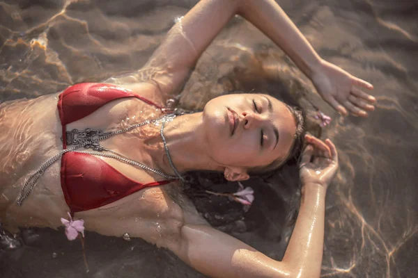 Une Fille Couchée Dans Eau — Photo