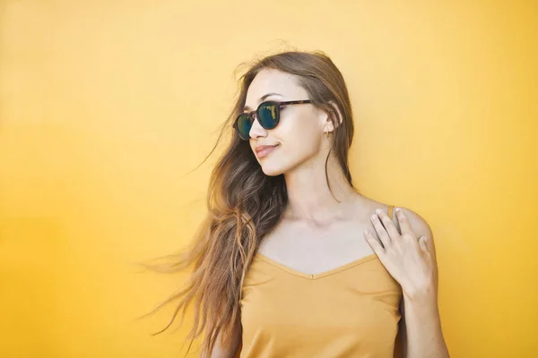 Mode Fille Avec Des Lunettes Soleil — Photo