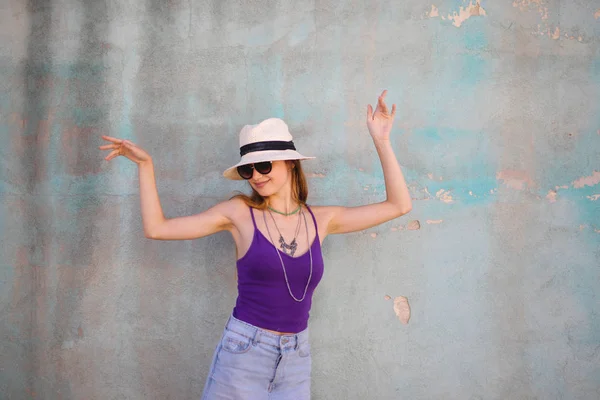 Feliz Menina Sorridente Dança — Fotografia de Stock