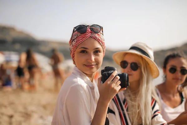 Due Amici Con Riflesso Sulla Spiaggia — Foto Stock