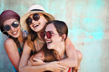 Gülümseyen kızlar birbirlerine sarılırlar