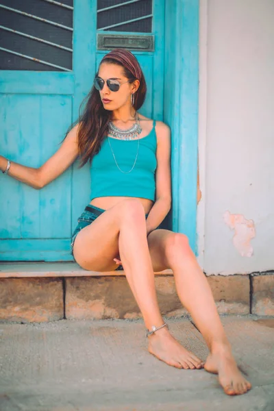 Hippy Menina Sentada Frente Uma Porta Azul — Fotografia de Stock