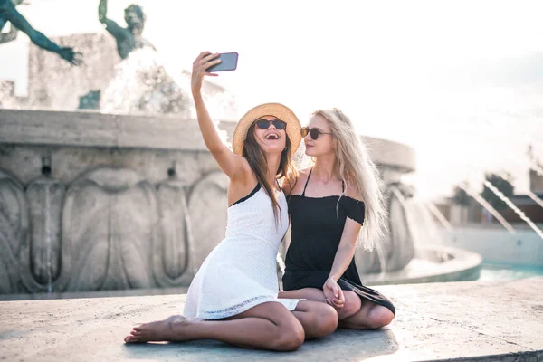 Dos Chicas Toman Una Selfie Ciudad — Foto de Stock