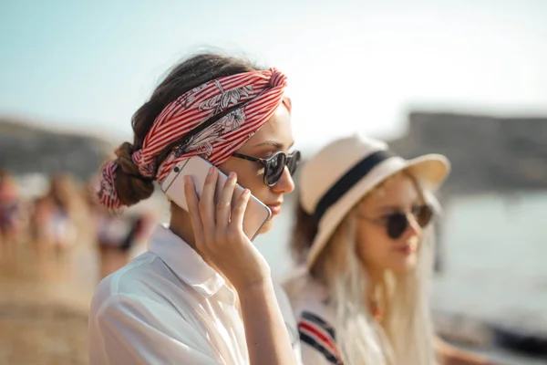 Due Ragazze Sulla Spiaggia — Foto Stock