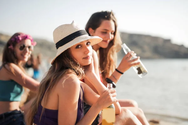 Meninas Bebem Cerveja Praia — Fotografia de Stock