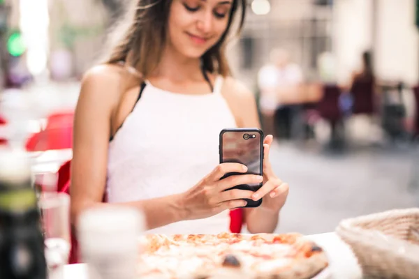 Menina Comer Pizza Para Almoço — Fotografia de Stock