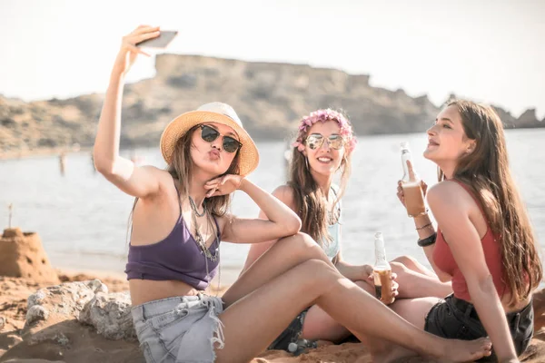 Girls Takes Selfie Beach — Stock Photo, Image