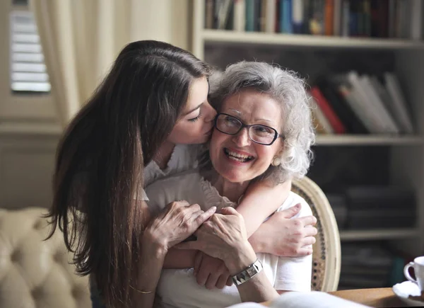 Nipote Bacio Sorridente Nonna — Foto Stock