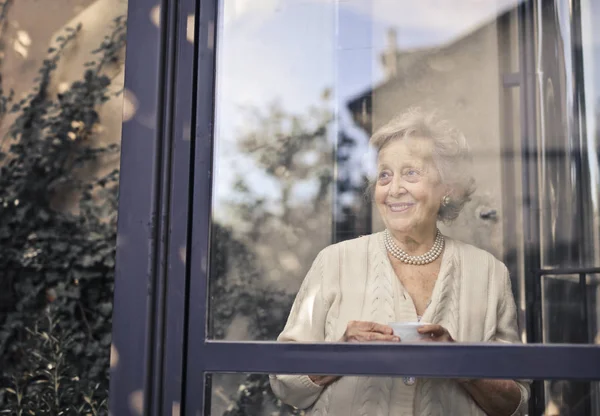 Sonriente Abuelita Con Una Taza — Foto de Stock