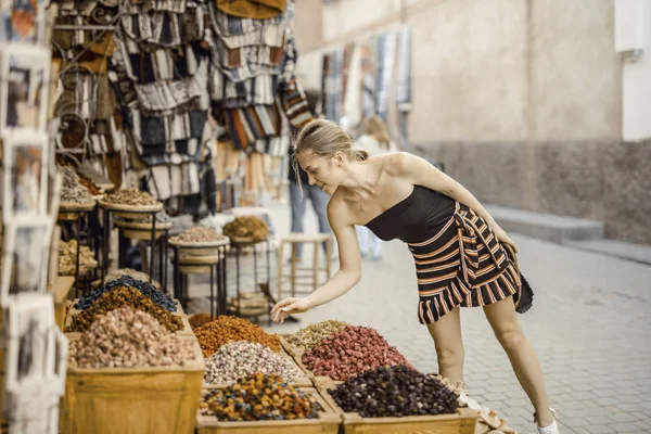 Vacker Kvinna Marknaden — Stockfoto