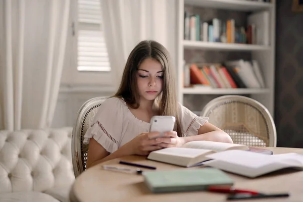 Mädchen Telefoniert Bei Den Hausaufgaben — Stockfoto