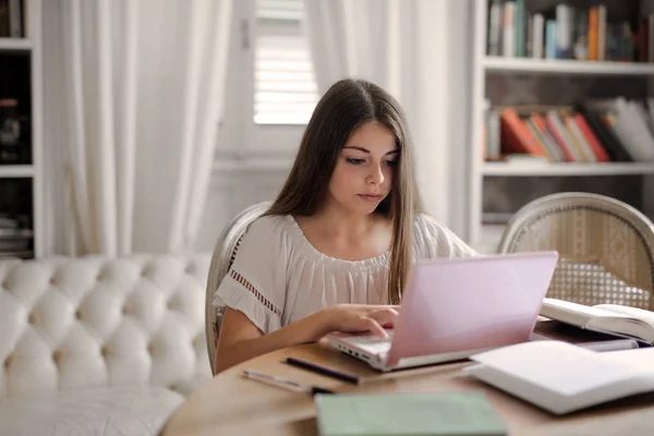 Menina Séria Fazer Lição Casa Com Laptop — Fotografia de Stock