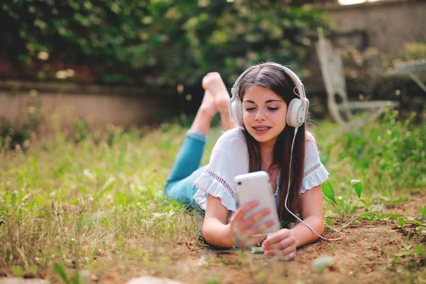 Sorridente Adolescente Prendere Selfie Nel Prato — Foto Stock