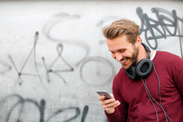 Smiling Man Text Smartphone — Stock Photo, Image