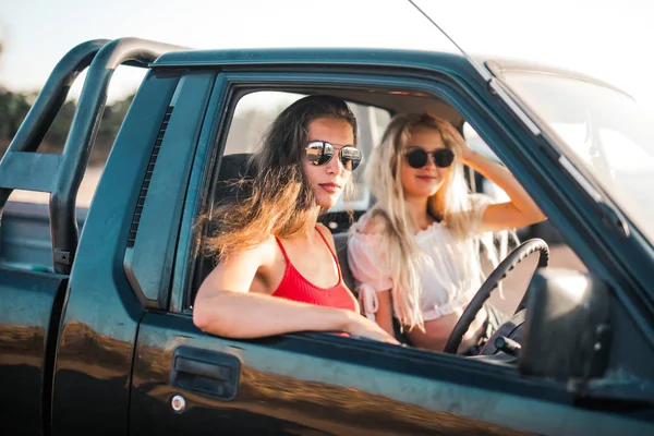Twee Meisjes Jeep — Stockfoto