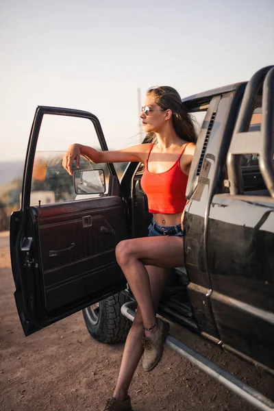 Flicka Köra Jeep — Stockfoto