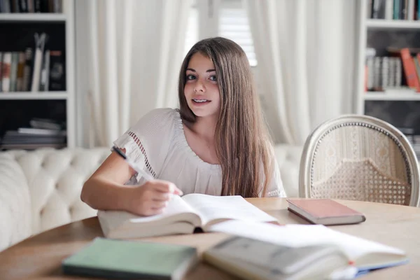 Adolescente Fazer Lição Casa Mesa — Fotografia de Stock